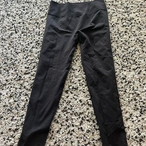 Light black/dark grey lulus with speckle pattern